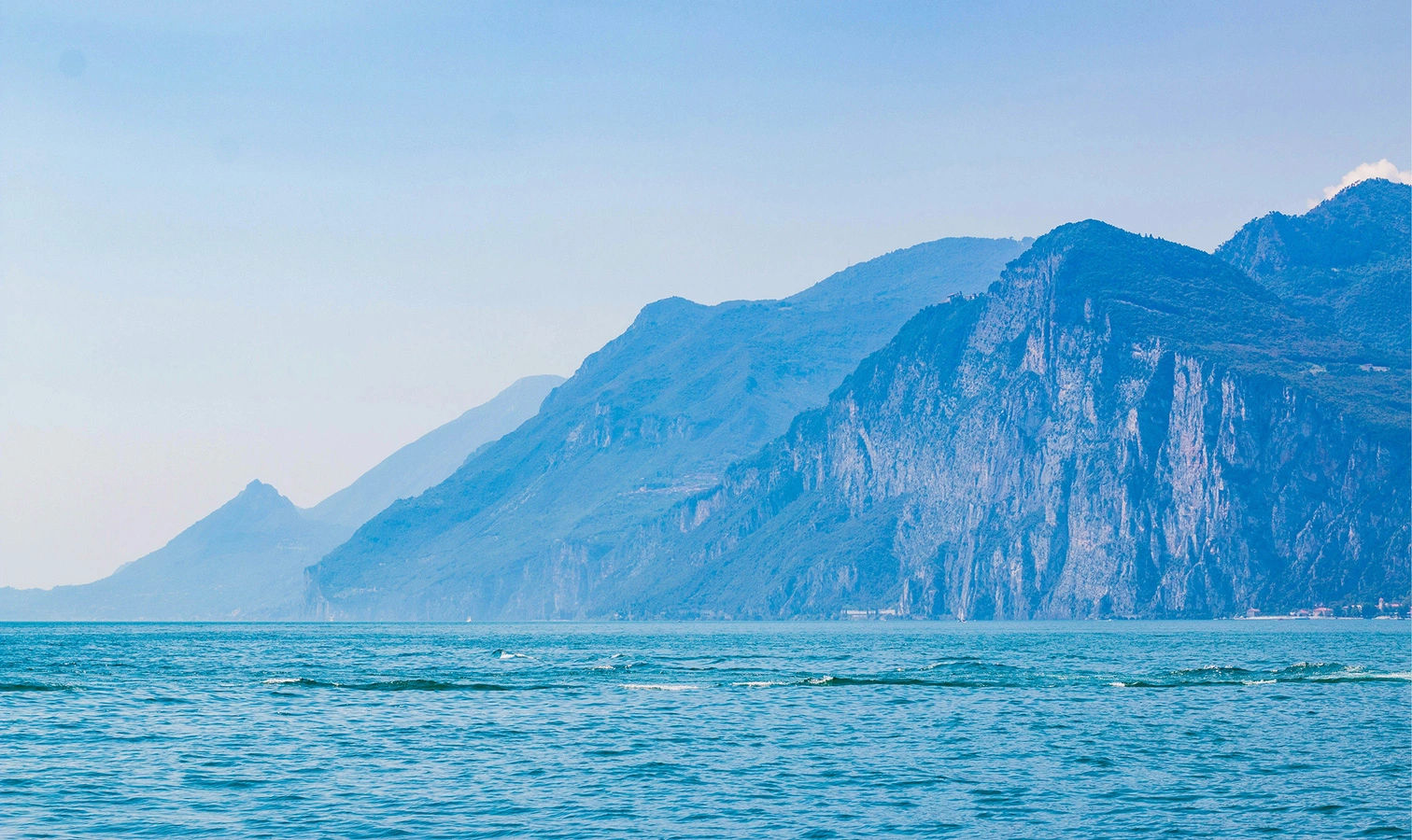 Lago di Garda e montagne